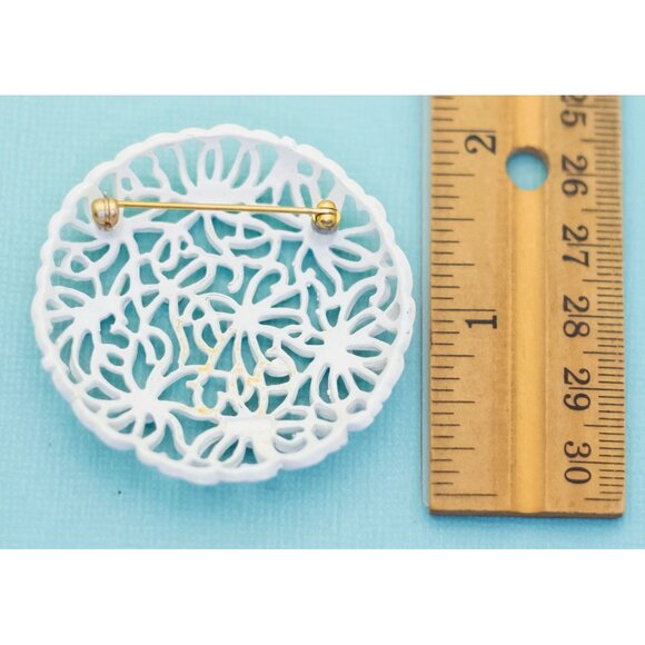 Vintage Abstract White Floral Pattern Circle Brooch - E8 - Picture 2 of 2